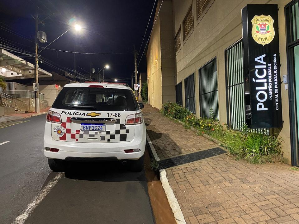 Foto 6 de 8 — Criminosos armados com faca assaltam casa no Centro de Araraquara; trio foi detido
